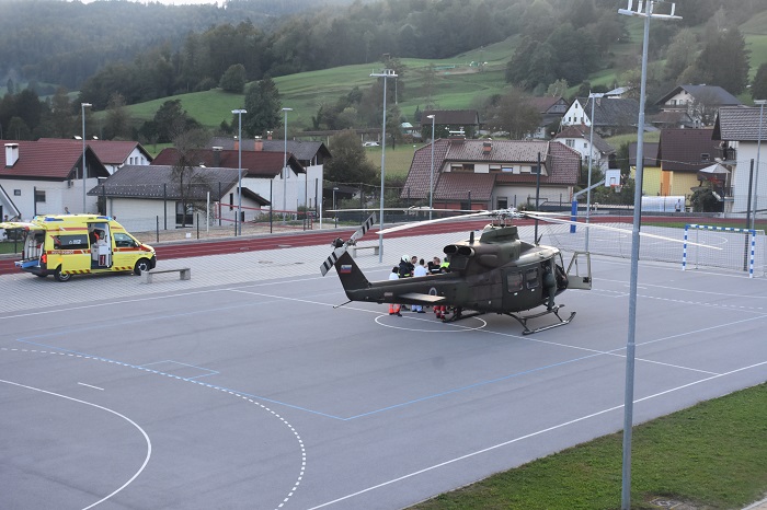 Poškodovani kolesar s helikopterjem prepeljan v Ljubljano