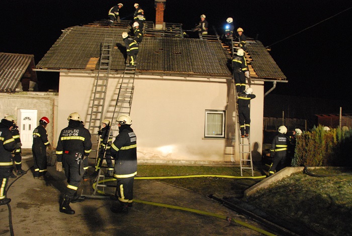 Požar ostrešja stanovanjske hiše v Dolenji vasi