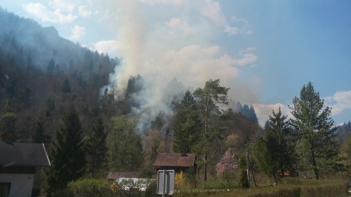 Obsežen požar na Polhograjski gori