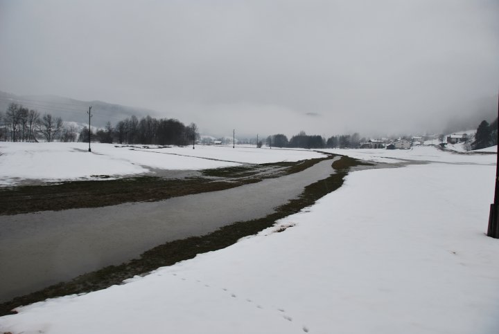 Zaradi padavin in taljenja snega Gradaščica poplavljala