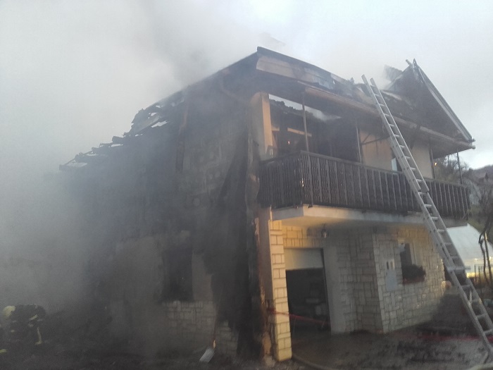 Obsežen požar stanovanjske hiše v Polhovem Gradcu