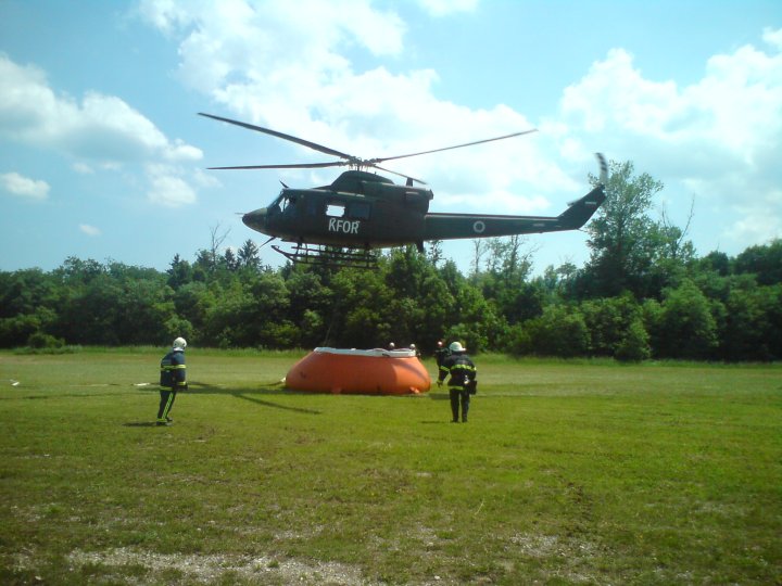 Nova tečajnika z opravljenim tečajem gašenja požarov s pomočjo helikopterja